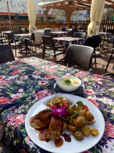 Zdjęcie przedstawia przykład lunchu dnia z restauracji Przystanek Koło Warszawa Wola, Bemowo. Na stoliku jest podana zupa i danie główne.